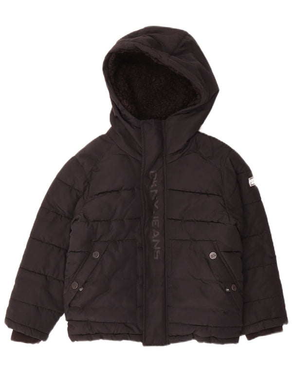 Dkny Jungen wattierte Jacke mit grafischer Kapuze, 5–6 Jahre, schwarzes Polyester