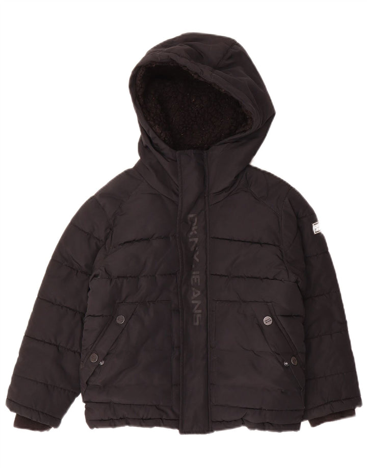 Dkny Jungen wattierte Jacke mit grafischer Kapuze, 5–6 Jahre, schwarzes Polyester
