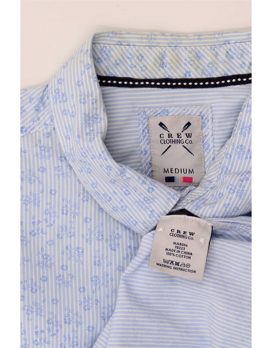 Crew Clothing Herrenhemd aus mittelblauer Baumwolle mit Blumenmuster