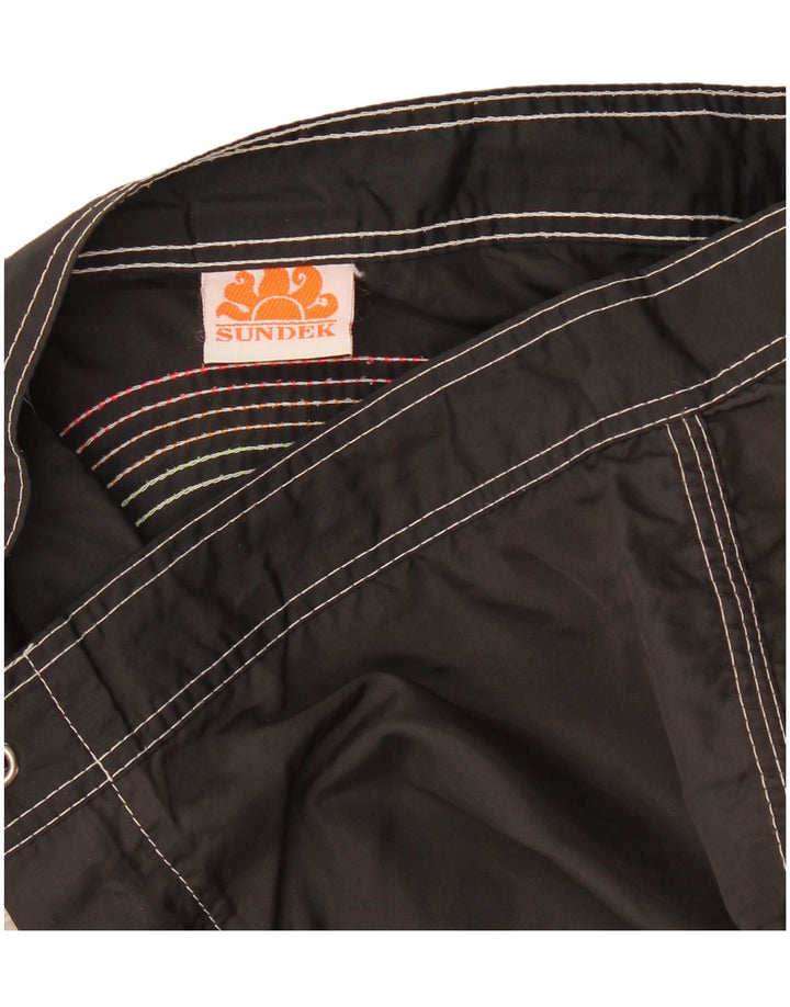 Sundek Herren-Badeshorts aus mittelschwarz gestreiftem Nylon