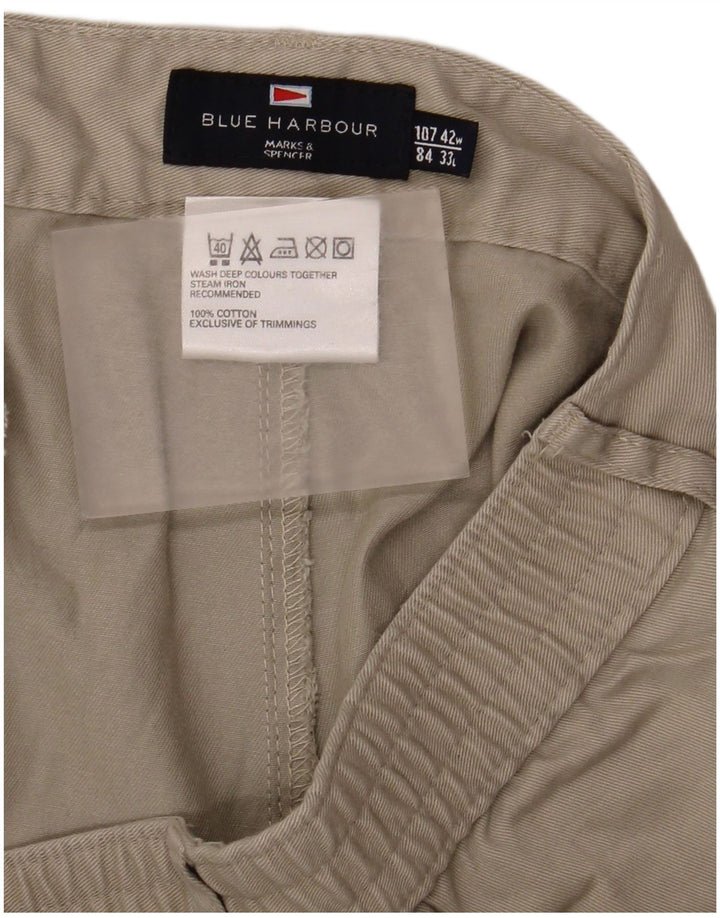 Marks & Spencer Herren Blue Harbor Pegged Chinohose W42 L33 Beige