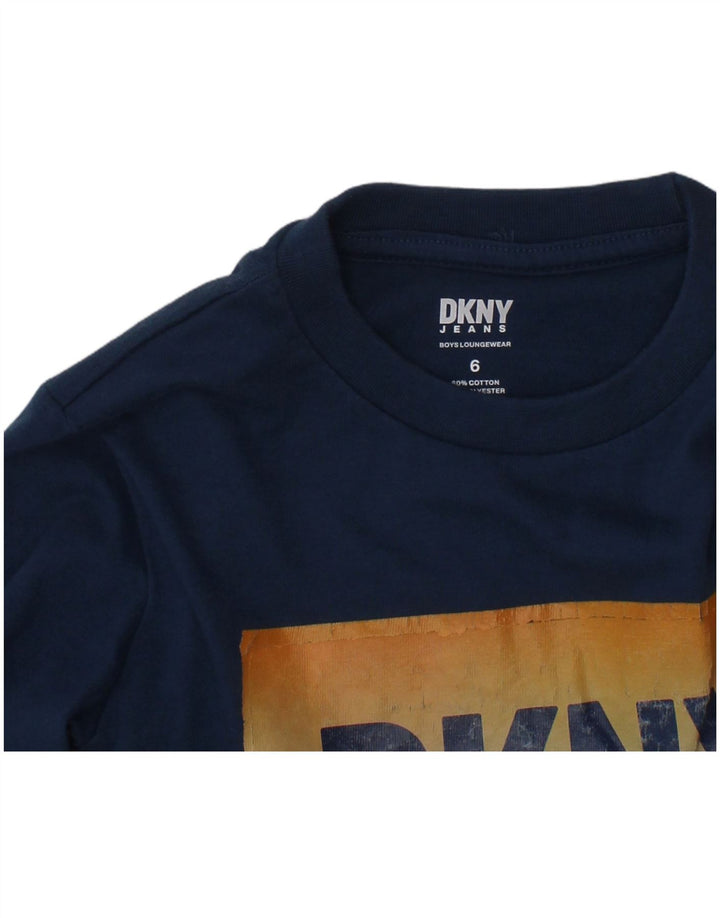 DKNY Jungen Grafik-Top, langärmelig, 5–6 Jahre, marineblaue Baumwolle