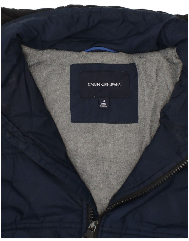 CALVIN KLEIN Wattierte Jacke mit grafischer Kapuze für Jungen, 3–4 Jahre, Marineblau