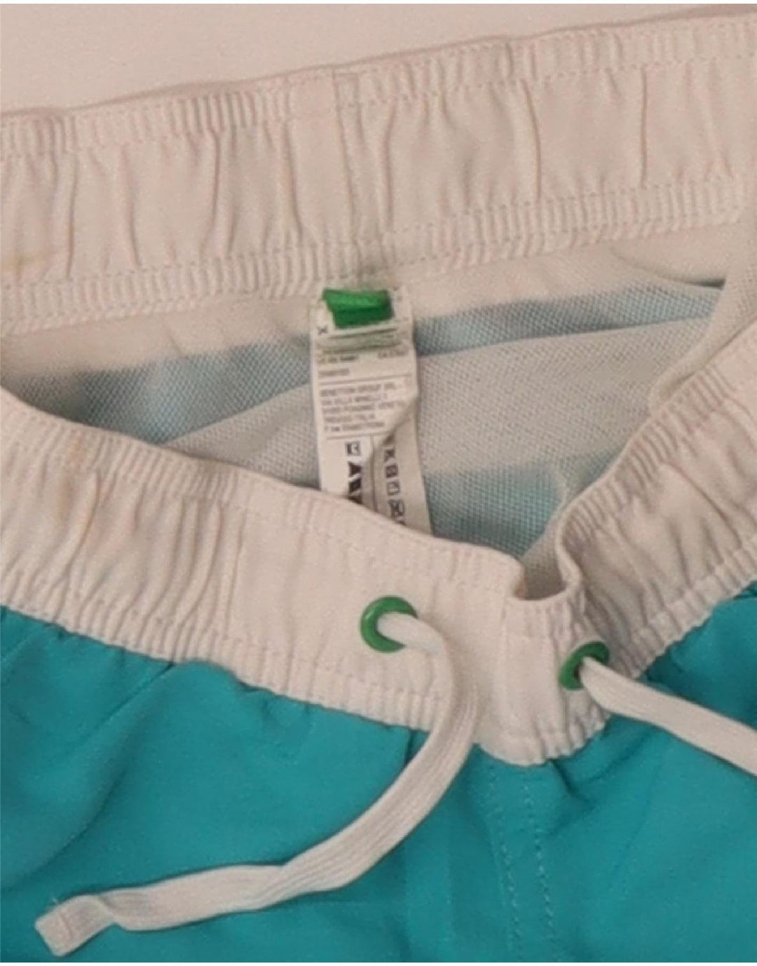 BENETTON Jungen-Badeshorts mit Grafik, 8–9 Jahre, blaues Farbblockdesign