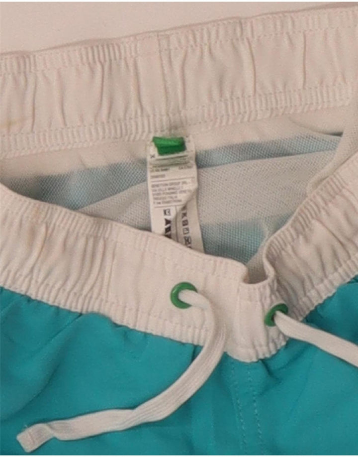 BENETTON Jungen-Badeshorts mit Grafik, 8–9 Jahre, blaues Farbblockdesign