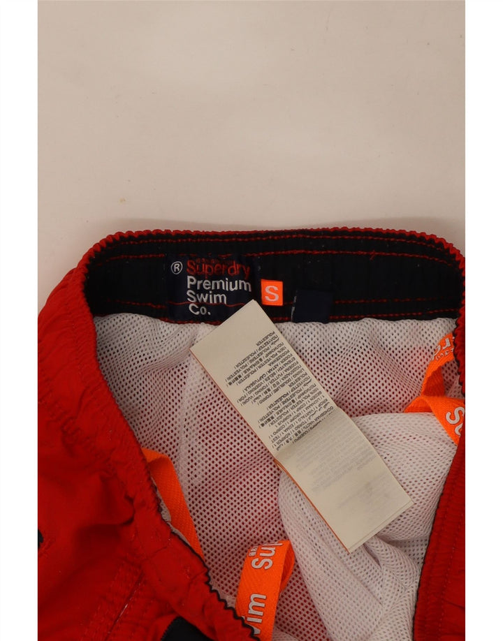 Superdry Herren Badeshorts mit Grafik, Größe S, Rot, Polyester