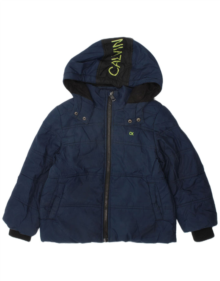 CALVIN KLEIN Wattierte Jacke mit grafischer Kapuze für Jungen, 3–4 Jahre, Marineblau