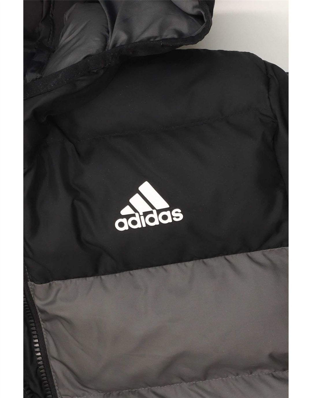 Adidas Jungen wattierte Jacke mit Kapuze, 13–14 Jahre, graues Farbblockdesign