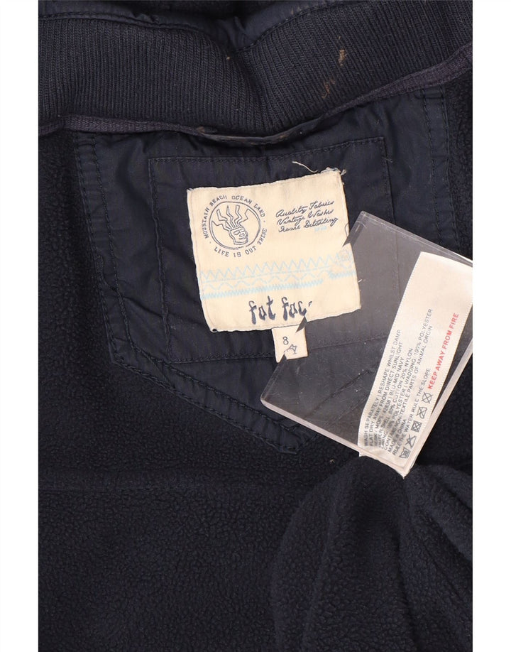 FAT FACE Wattierte Weste für Jungen mit Kapuze, 7–8 Jahre, marineblaue Baumwolle