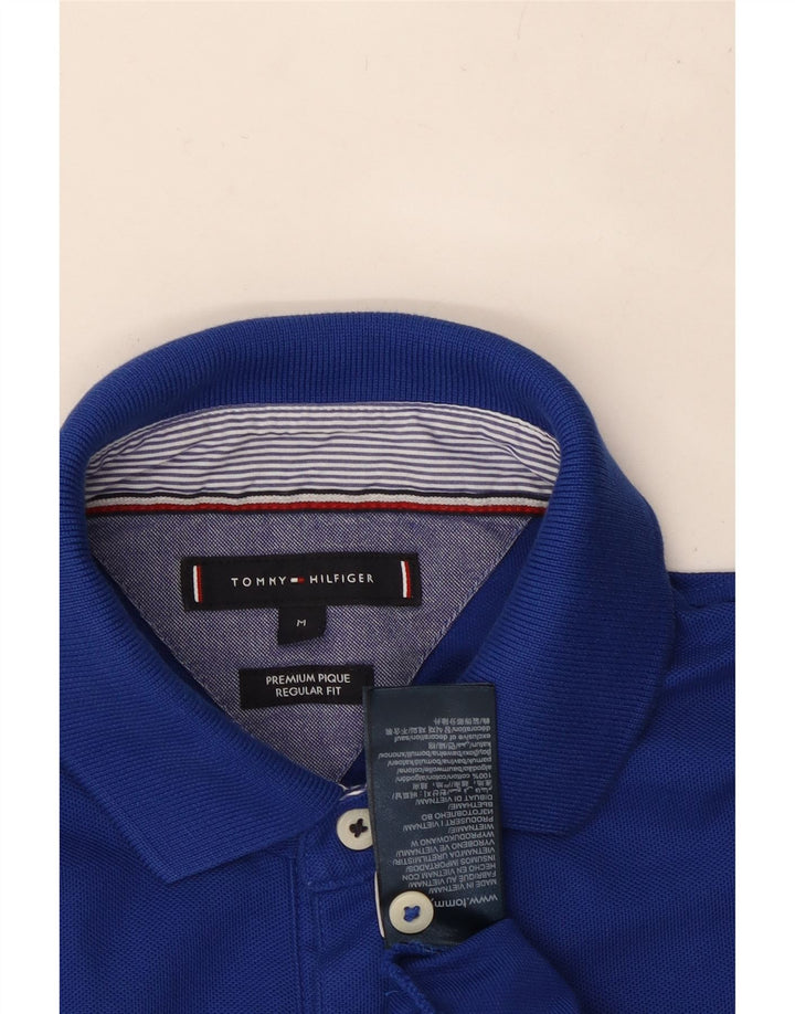 TOMMY HILFIGER Herren-Poloshirt mit normaler Passform, mittelblaue Baumwolle