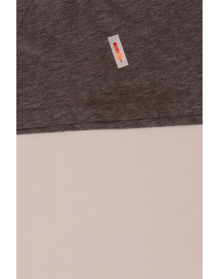 Nike Herren Dri Fit Graphic T-Shirt-Oberteil aus mittelgrauer Baumwolle