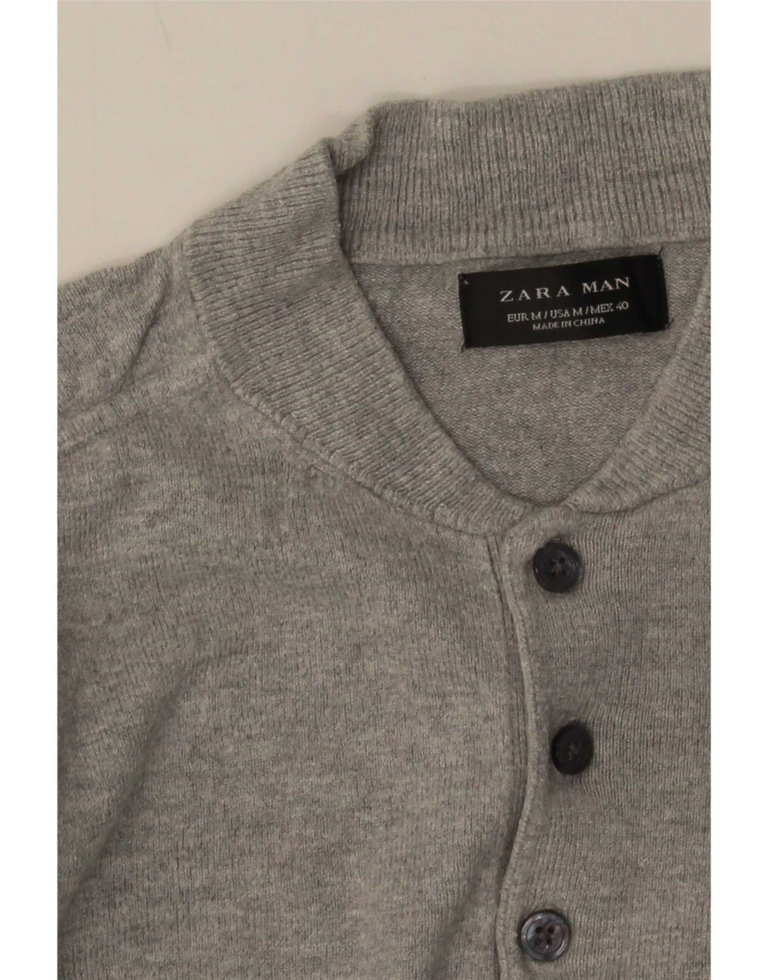 Kurzärmliger Pullover mit Knopfkragen für Herren von Zara, mittelgrau