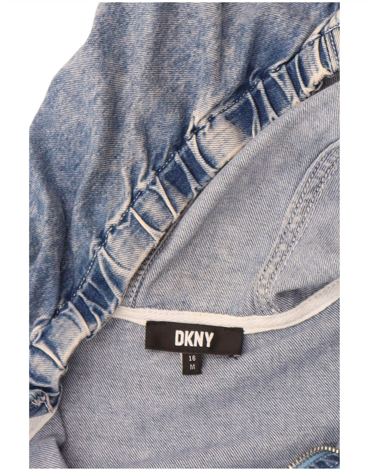 DKNY Jungen-Jeansjacke mit grafischem Pullover, 15–16 Jahre, mittelblaue Baumwolle