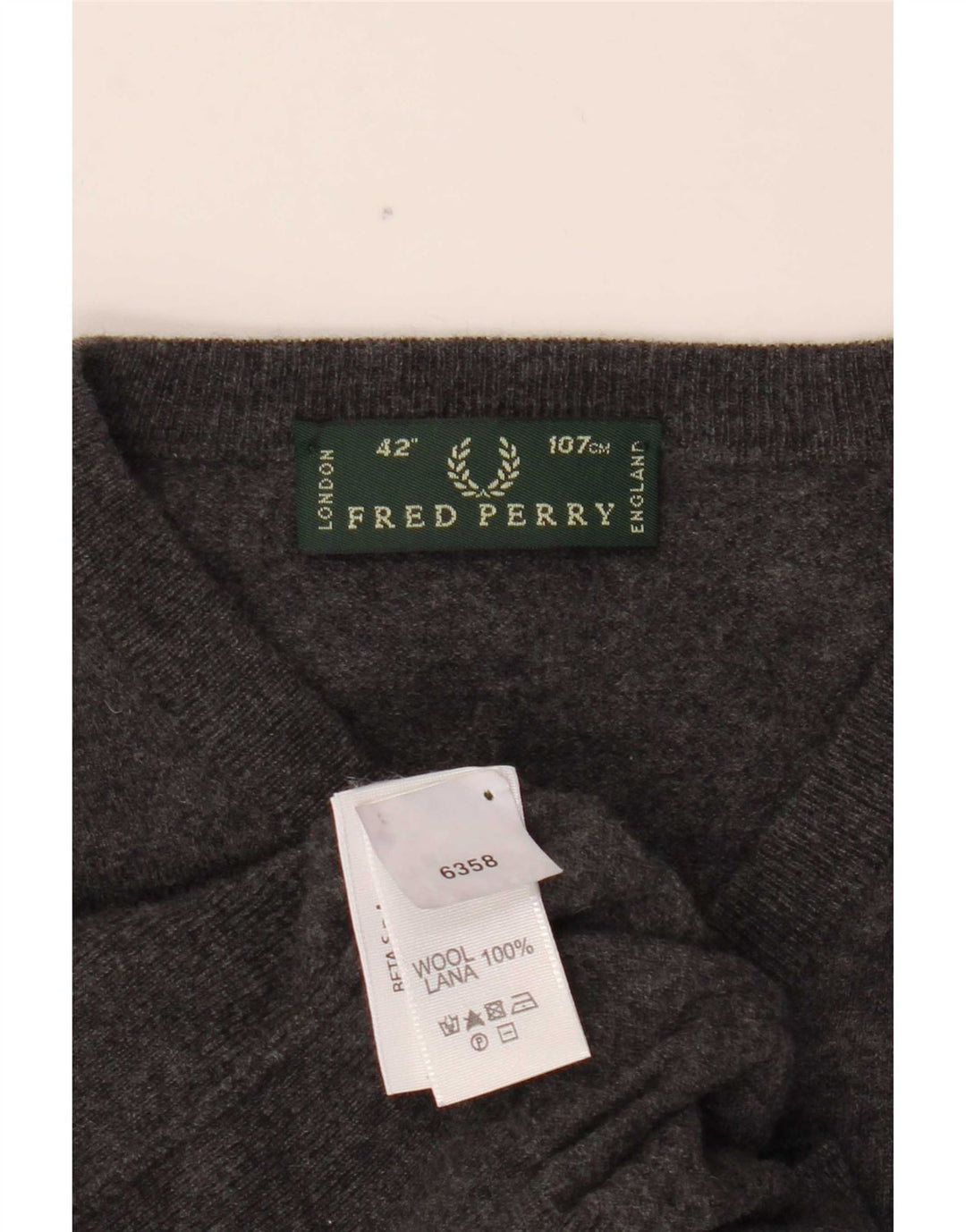 Fred Perry Herren-Pullover mit V-Ausschnitt aus mittelgrauer Wolle