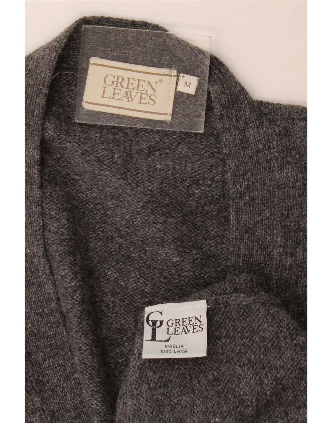 Ärmelloser Herren-Cardigan mit grünen Blättern aus mittelgrauer Wolle