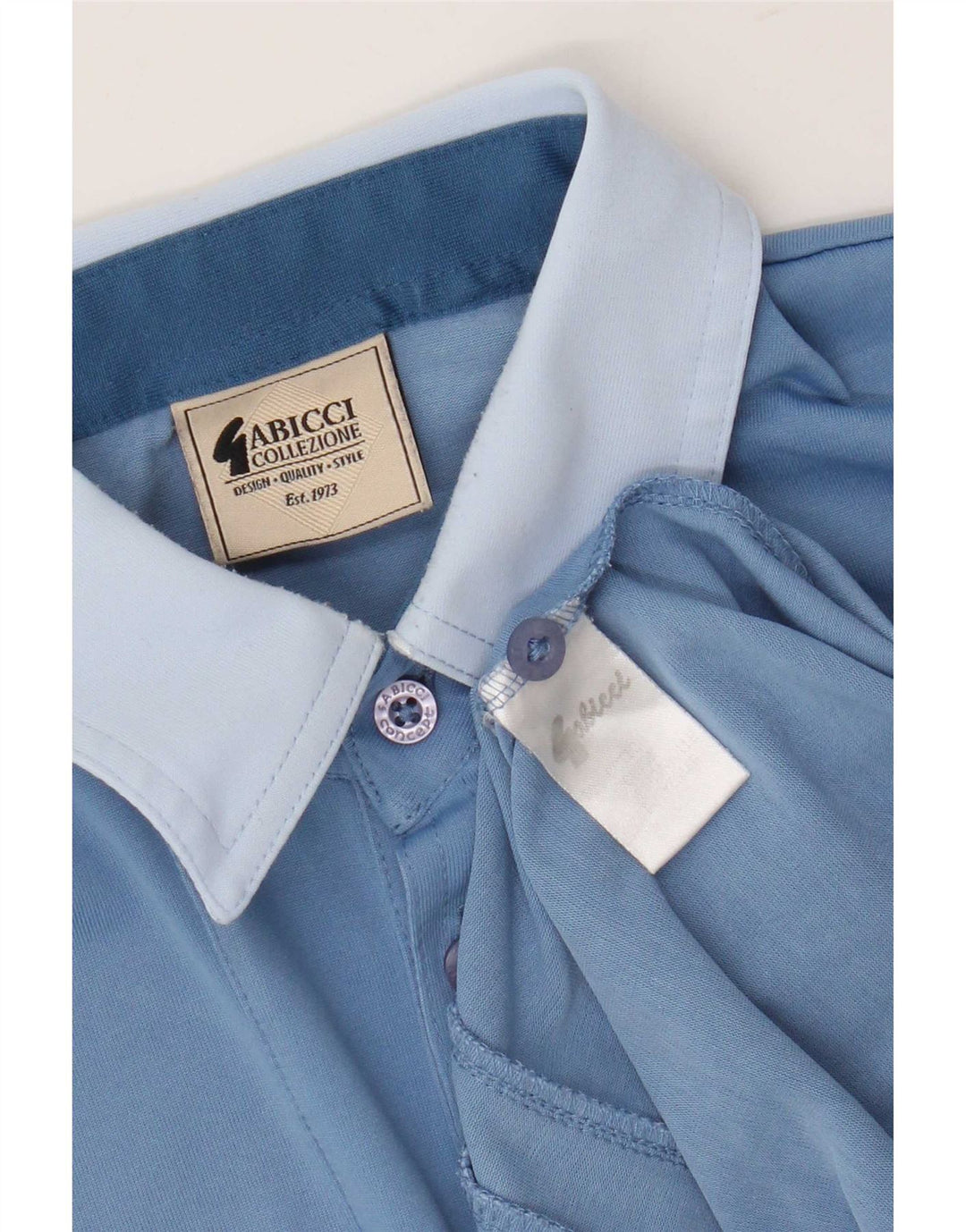 Gabicci Herren-Poloshirt aus mittelblauer Colourblock-Baumwolle
