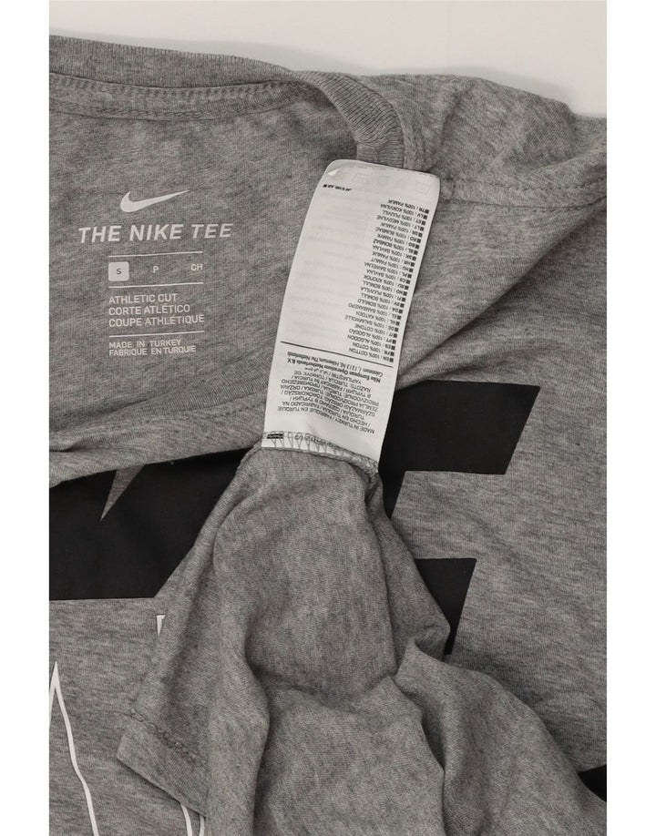 NIKE Herren-T-Shirt mit sportlicher Passform, Grafik, Größe S, Grau, Baumwolle