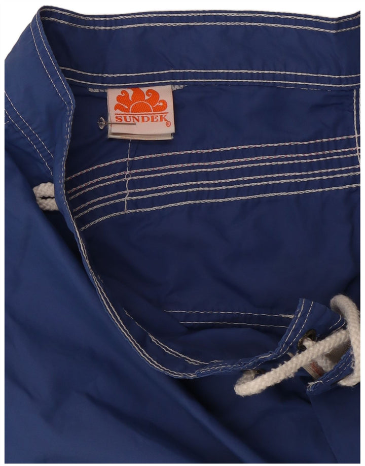 Sundek Herren-Badeshorts aus mittelblau gestreiftem Nylon