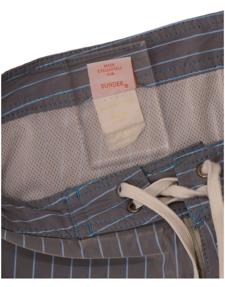 Sundek Herren-Badeshorts aus mittelgrau gestreiftem Polyester