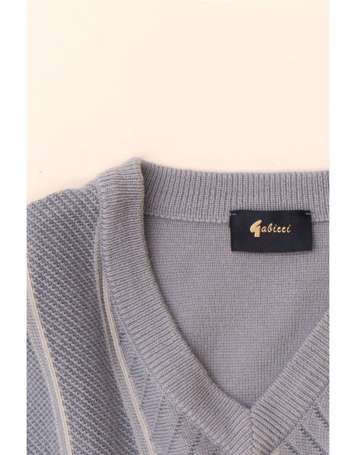 Gabicci Herren-Pullover mit V-Ausschnitt aus mittelblauer, gestreifter Wolle