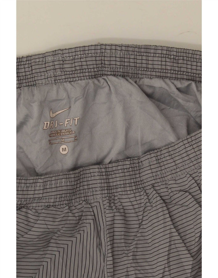 Nike Herren Dri Fit Sportshorts in mittelgrauem Farbblockdesign