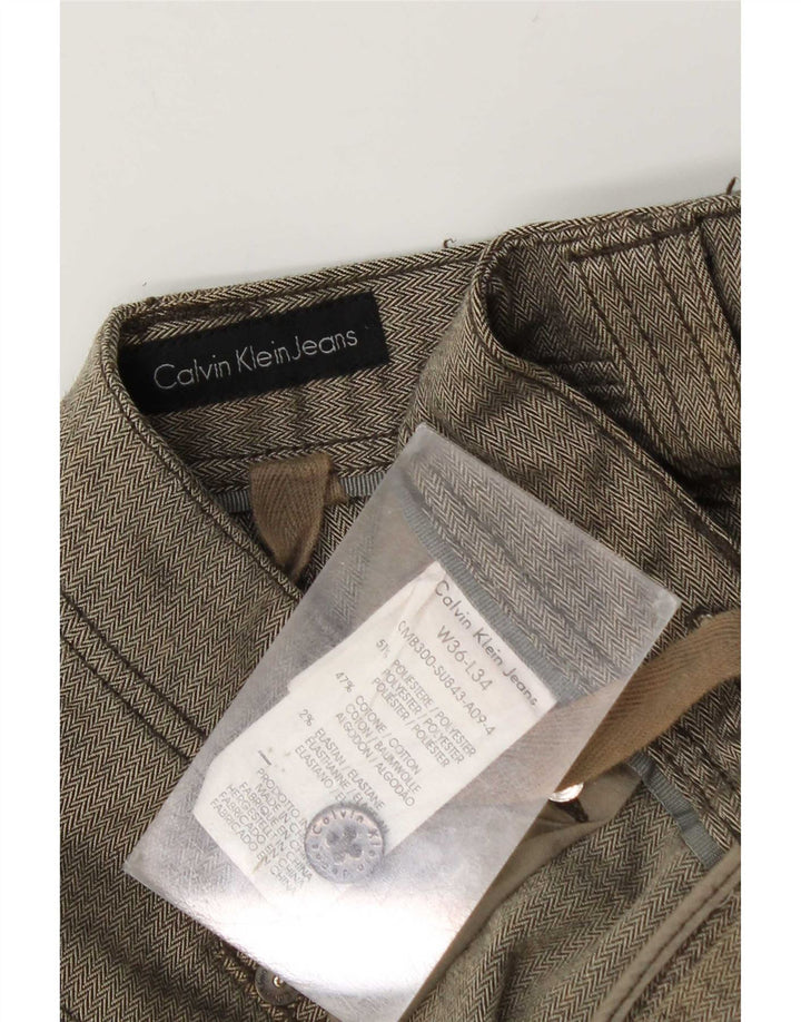 Calvin Klein Herren Straight Cargo Hose W36 L34 Graues Fischgrätenmuster