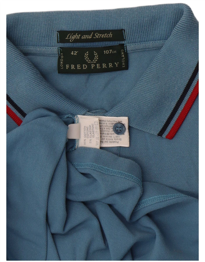 Leichtes und dehnbares Herren-Poloshirt aus mittelblauer Baumwolle von Fred Perry