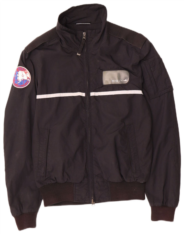 Museum Herren-Bomberjacke mit Militärgrafik, Gr. 38, mittelschwarz